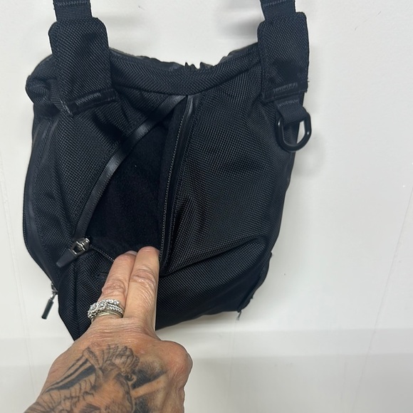 Compact Black Messenger Bag with Durable Fabric - Picture 3 of 11